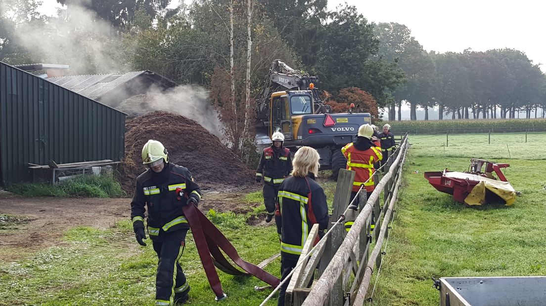 Op de Leestenseweg in Zutphen staat een mesthoop in brand. Volgens de brandweer gaat het om 200 vierkante meter mest. De brand is meester maar het nablussen gaat nog lang duren.