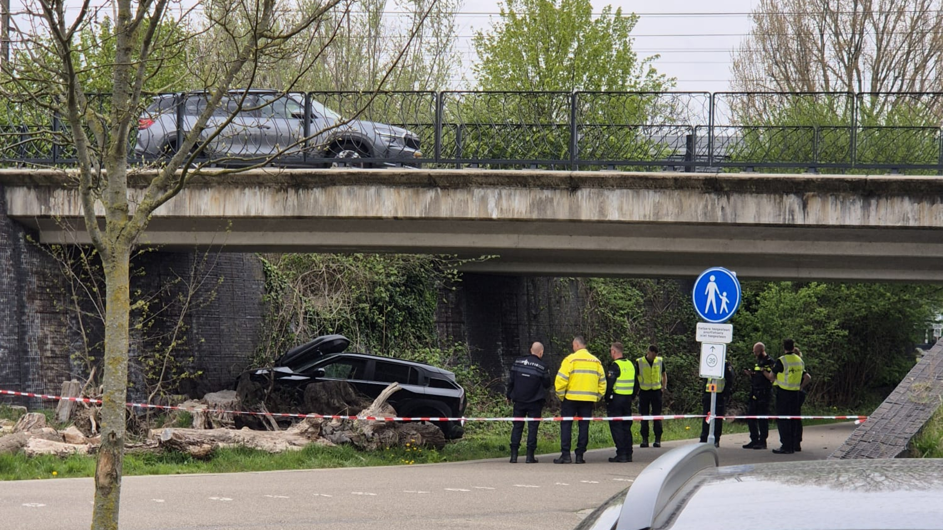 Auto rijdt van viaduct in Utrecht, 1 gewonde