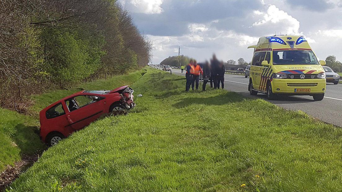 De auto belandde in de sloot (Rechten: Persbureau Meter)