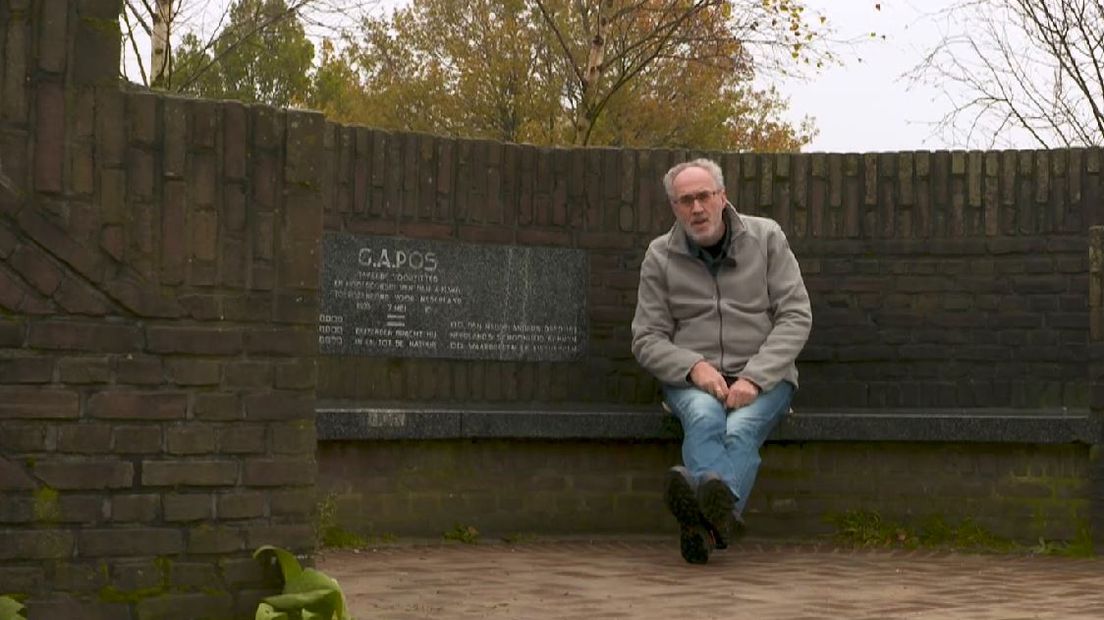 Pieter op de bank van meneer Pos.