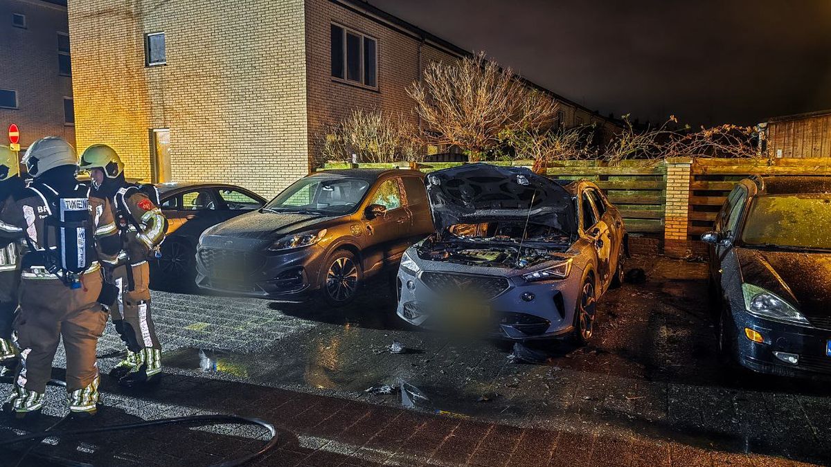 112 Nieuws: Drie auto's beschadigd bij nachtelijke autobrand Hengelo