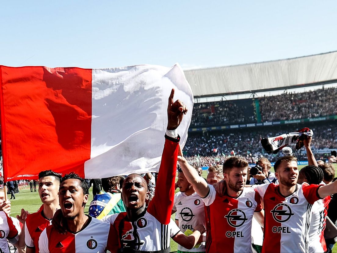 De spelers van Feyenoord vieren het binnenhalen van het kampioenschap tegen Heracles in 2017. Rechtsonder Bart Nieuwkoop.
