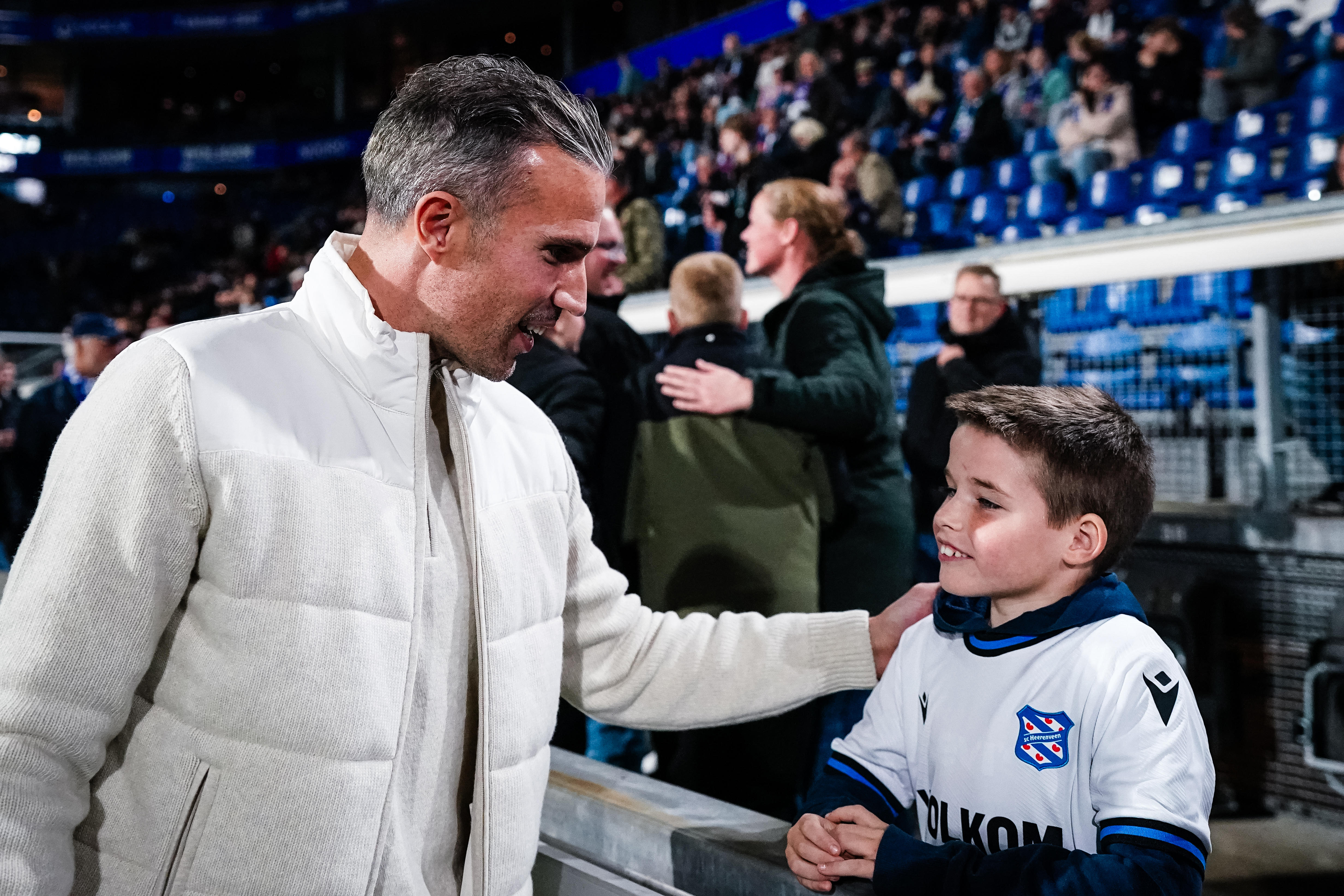 Robin van Persie met een jonge fan van sc Heerenveen