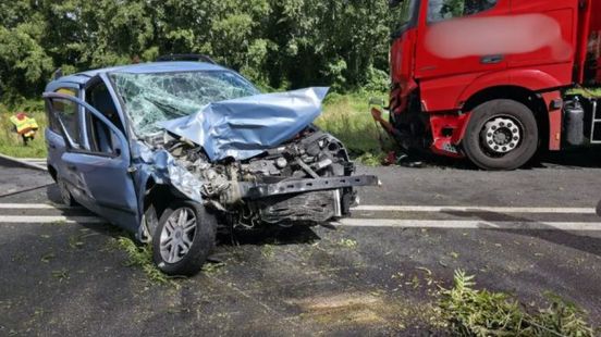 Boom waait voor rijdende auto, seconden later volgt botsing vrachtwagen