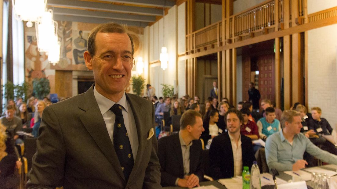 Burgemeester Sander Schelberg leidt het scholierendebat