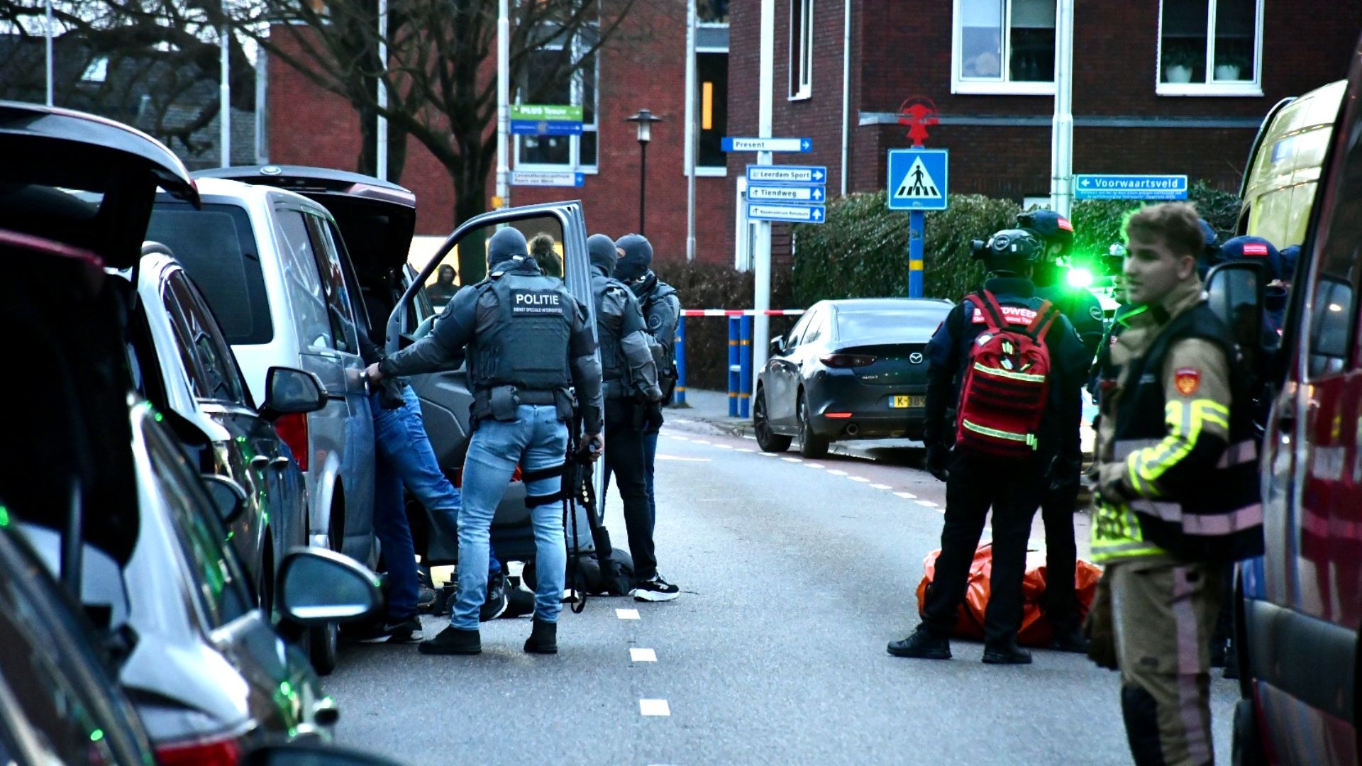 Politiemacht In Leerdam Na Melding Verward Persoon, Straten Afgesloten ...