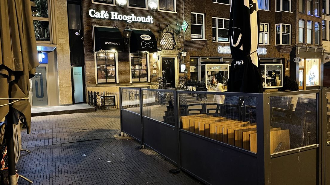 De terrasmeubels van Hooghoudt staan opgestapeld buiten