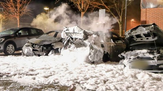 Grote autobrand verwoest drie auto's