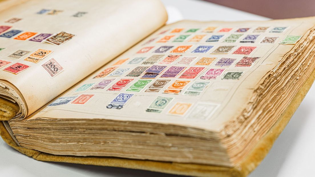 Een oud boek met postzegels