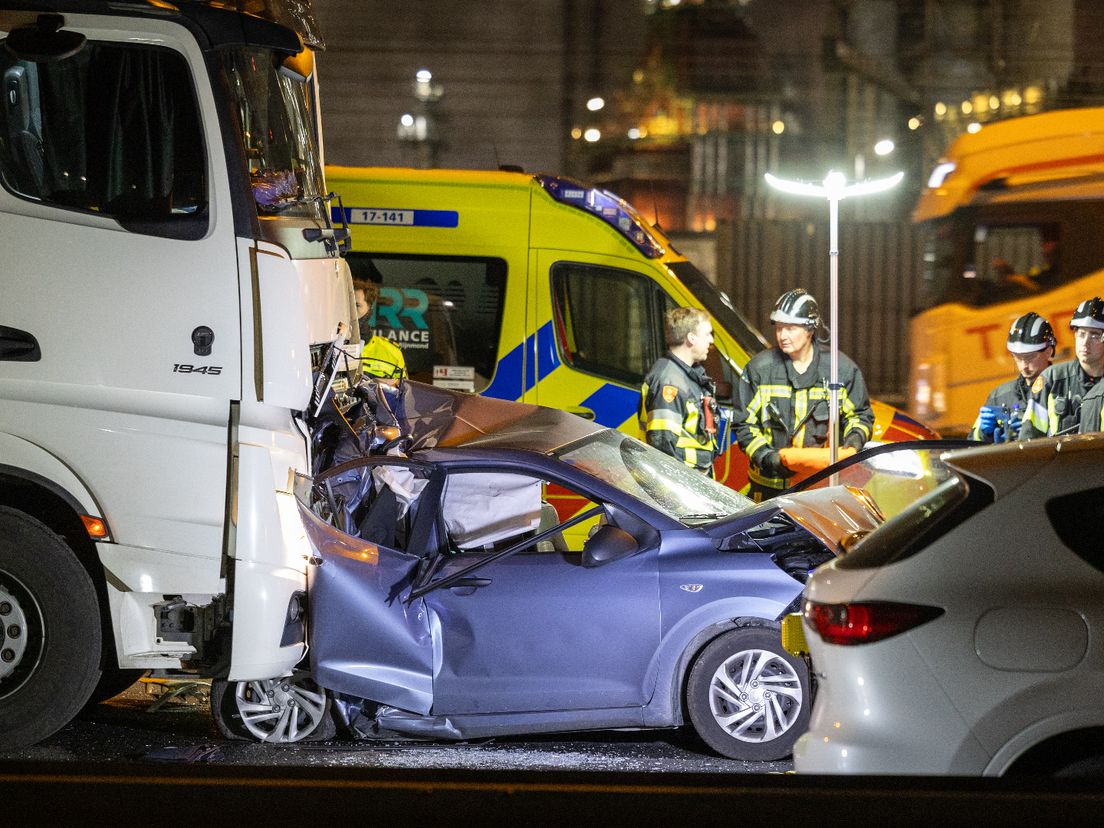 De Veiligheidsregio meldt dat het gaat om een ongeluk met meerdere personenvoertuigen. Er is ook een vrachtwagen betrokken.