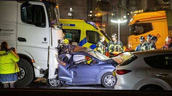 Zeven gewonden bij zwaar ongeluk op snelweg, weg nog lang dicht. Zeven gewonden bij zwaar ongeluk op snelweg, weg nog lang dicht.