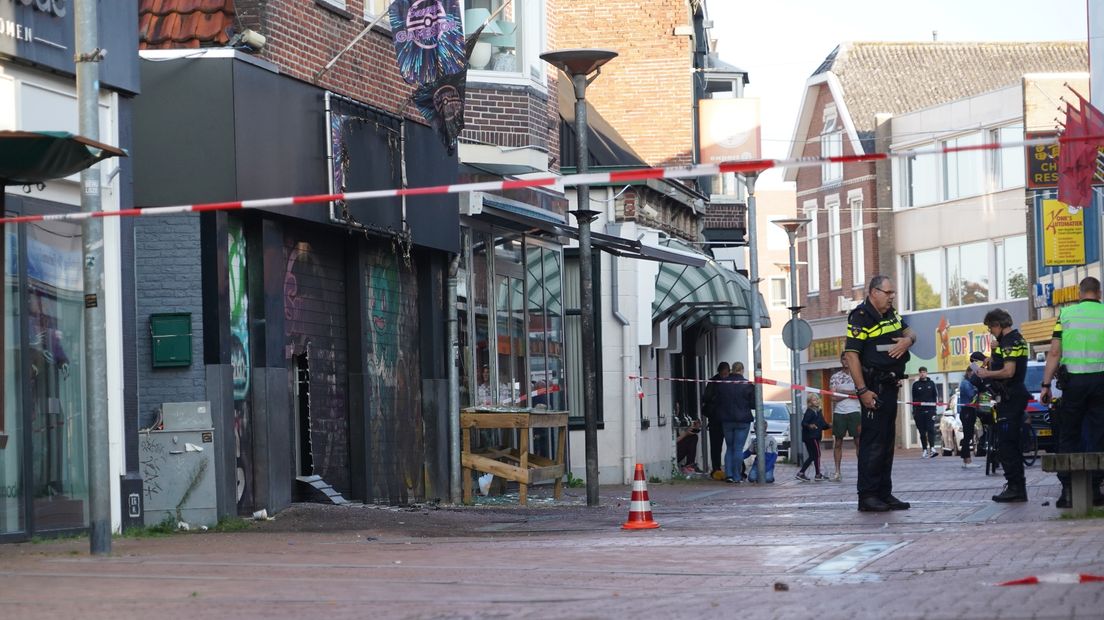 De politie bezig met het onderzoek aan de Langestraat in Winschoten