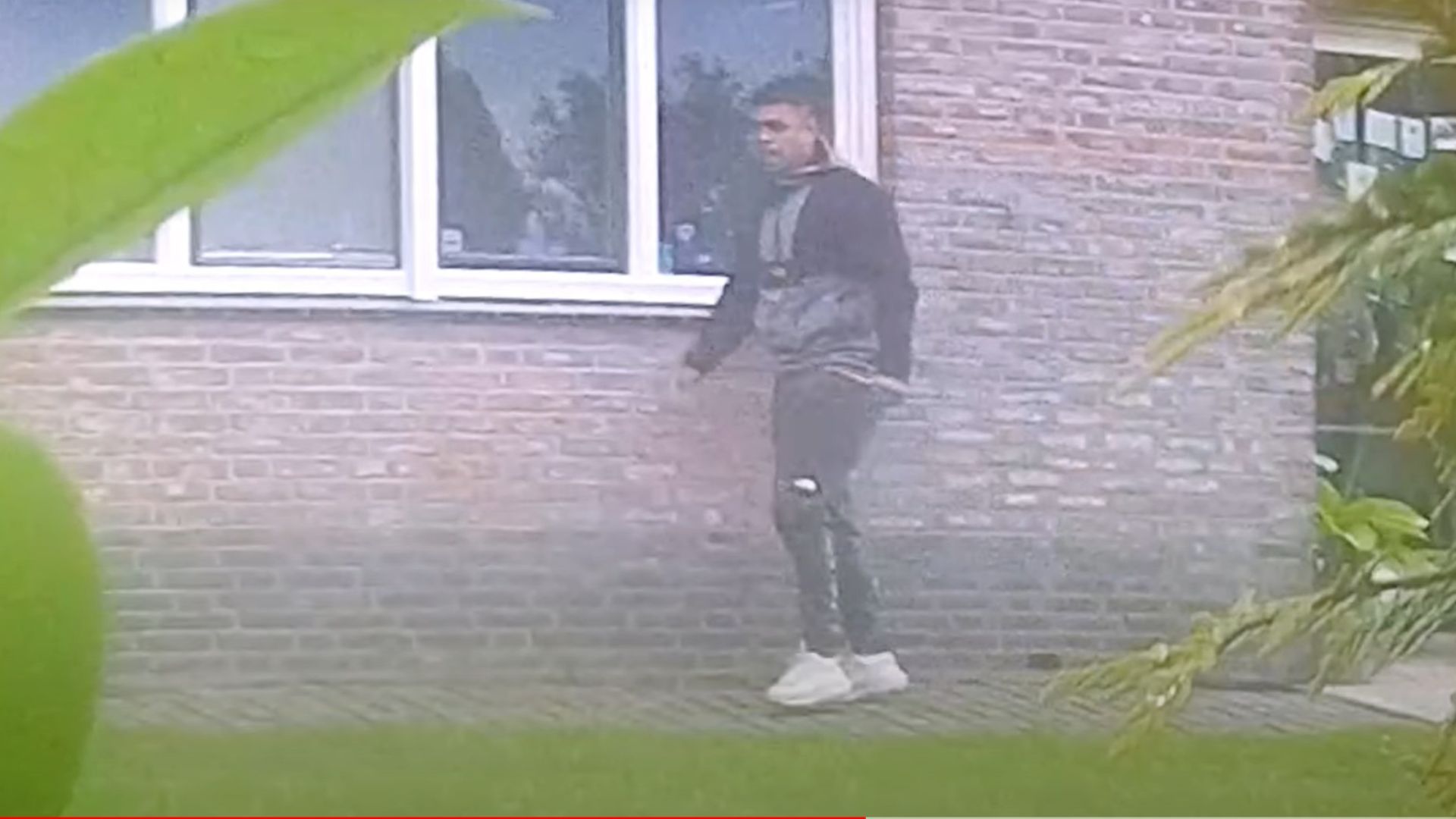 Man Steelt Op Klaarlichte Dag Sieraden Uit Woning Groede, Politie Geeft ...