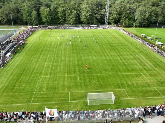 Gastheer gezocht voor bijzondere wedstrijd: VV Onze Club speelt tegen FC Emmen