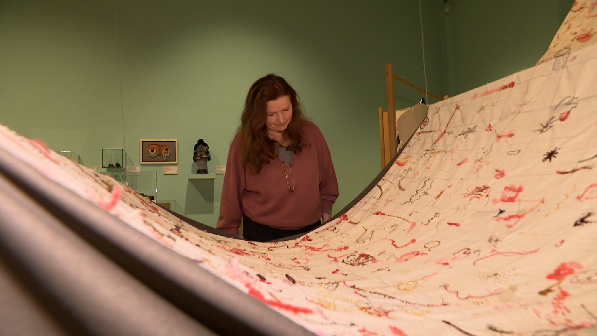 Bezoekers laten geborduurde littekens en persoonlijke verhalen achter in Zeeuws Museum