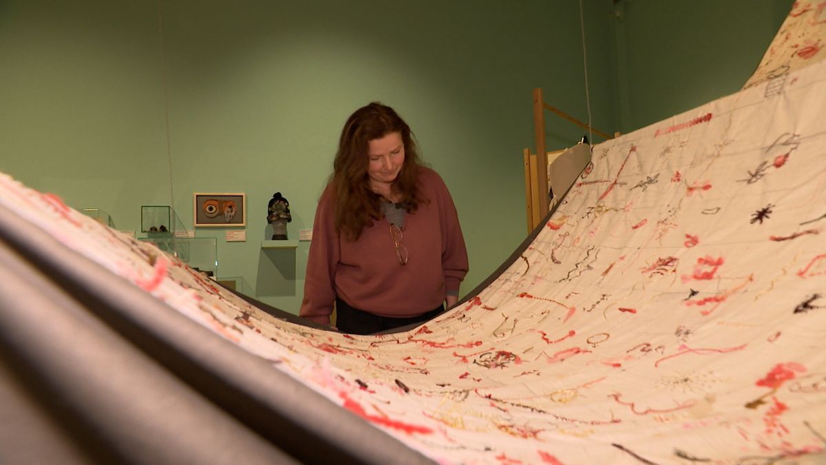 Bezoekers laten geborduurde littekens en persoonlijke verhalen achter in Zeeuws Museum