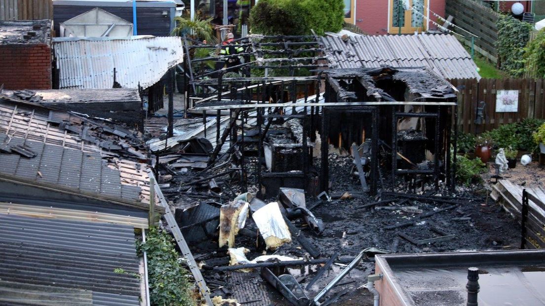 Een grote brand zaterdagnacht in de achtertuinen van meerdere woningen in Geldermalsen verwoestte tenminste vier schuurtjes. Omwonenden moesten uit voorzorg hun woningen verlaten.