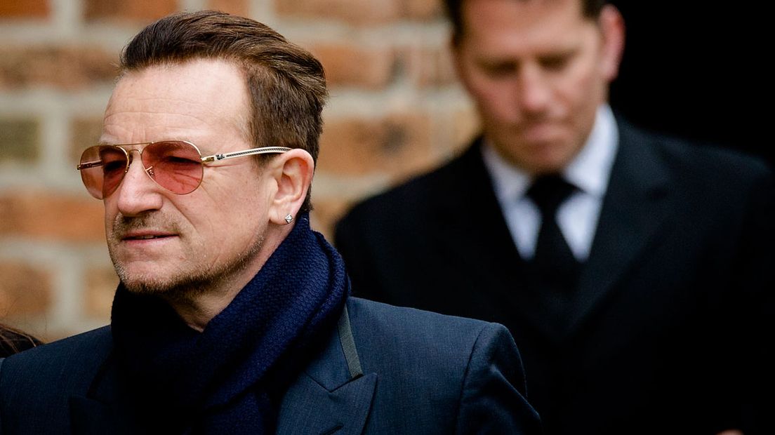Zanger Bono van U2 komt aan bij de Oude Kerk