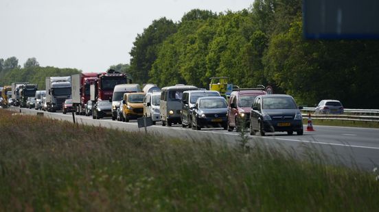 Lange file op A28 door botsing met drie autos bij de Wijk. Lange file op A28 door botsing met drie autos bij de Wijk.