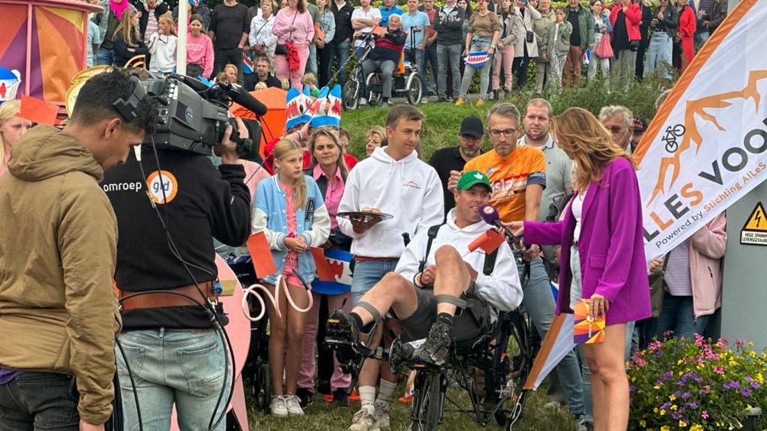 Bram in gesprek met presentatrice Lisanne Halleriet