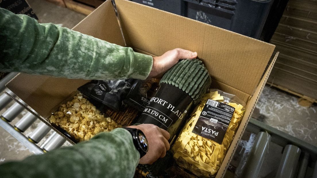 In de kerstpakketten zitten dit jaar opvallend veel fleece-dekentjes.