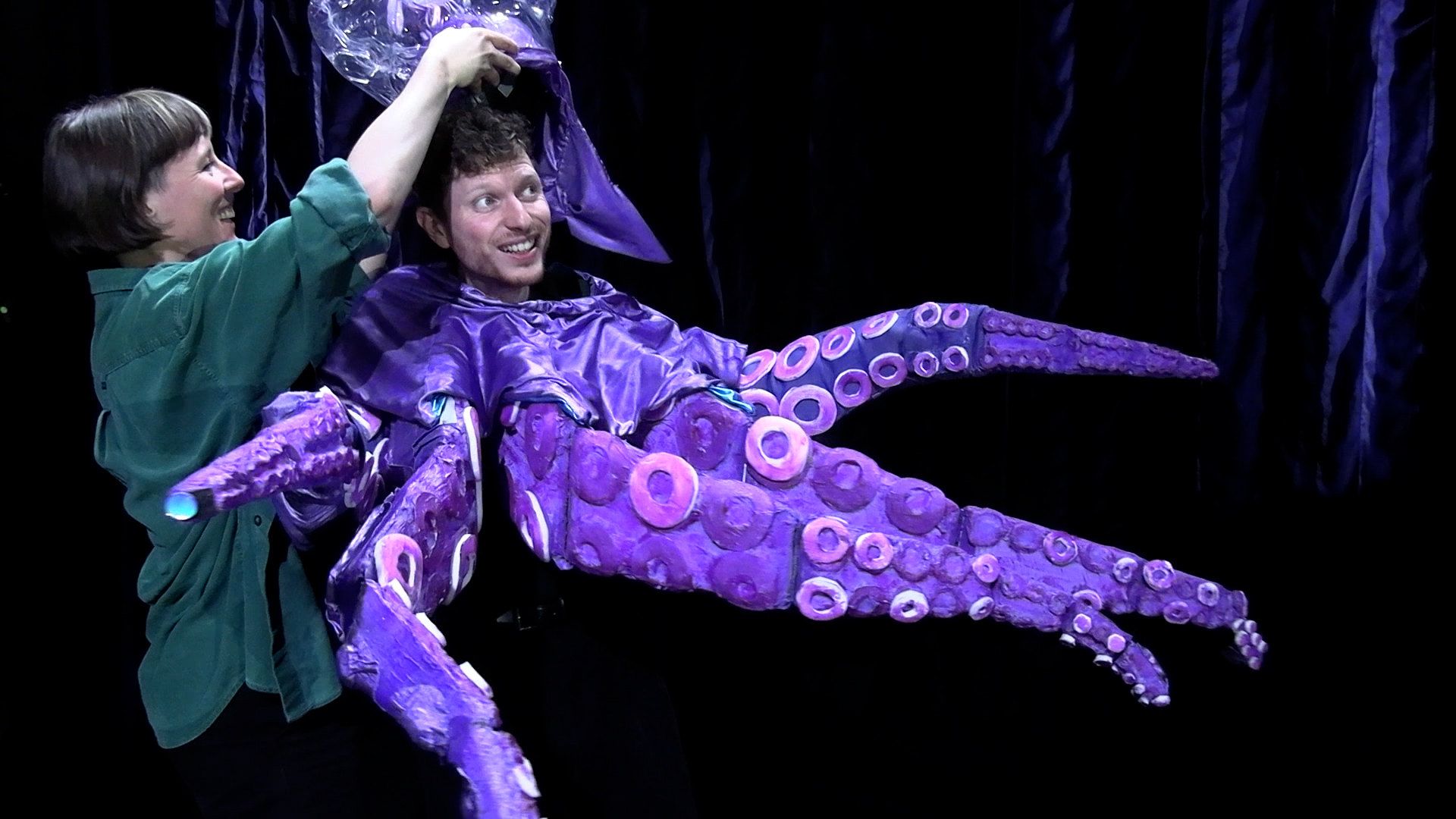 Lichtgevende onderwaterwezens brengen de diepzee tot leven in de voorstelling DIEP