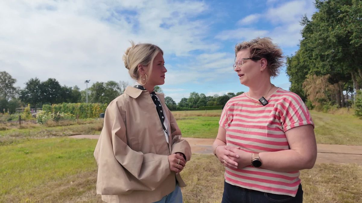 Moniek werkt bij bloemencorso Sint Jansklooster aan toegankelijkheid.