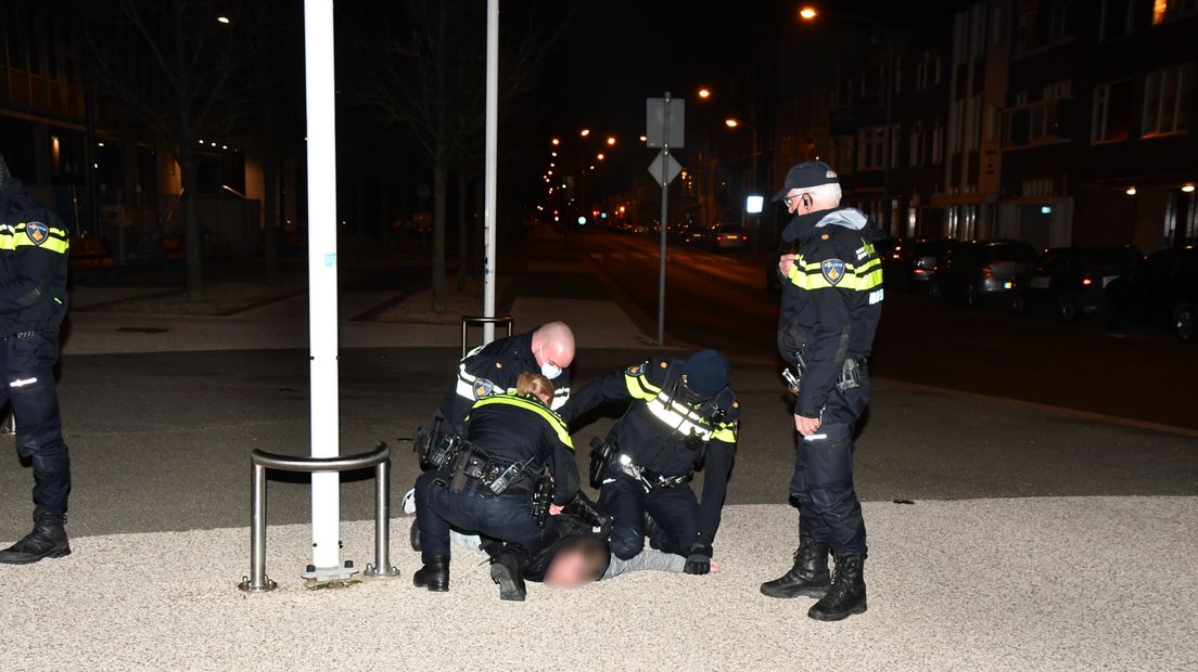 Een man werd tegen de grond gewerkt door agenten.