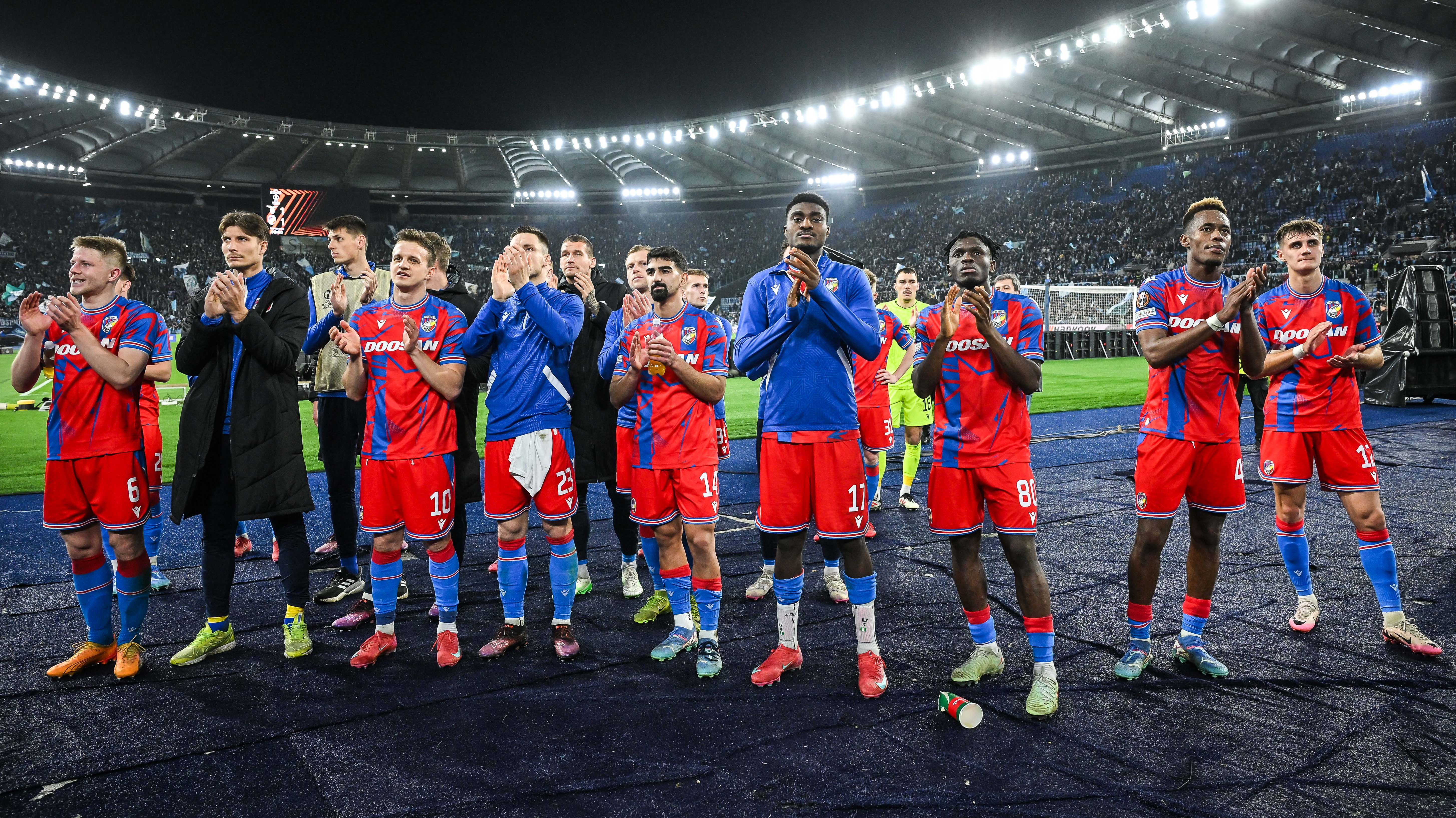 De spelers van Plzen na het duel tegen Lazio in de Europa League