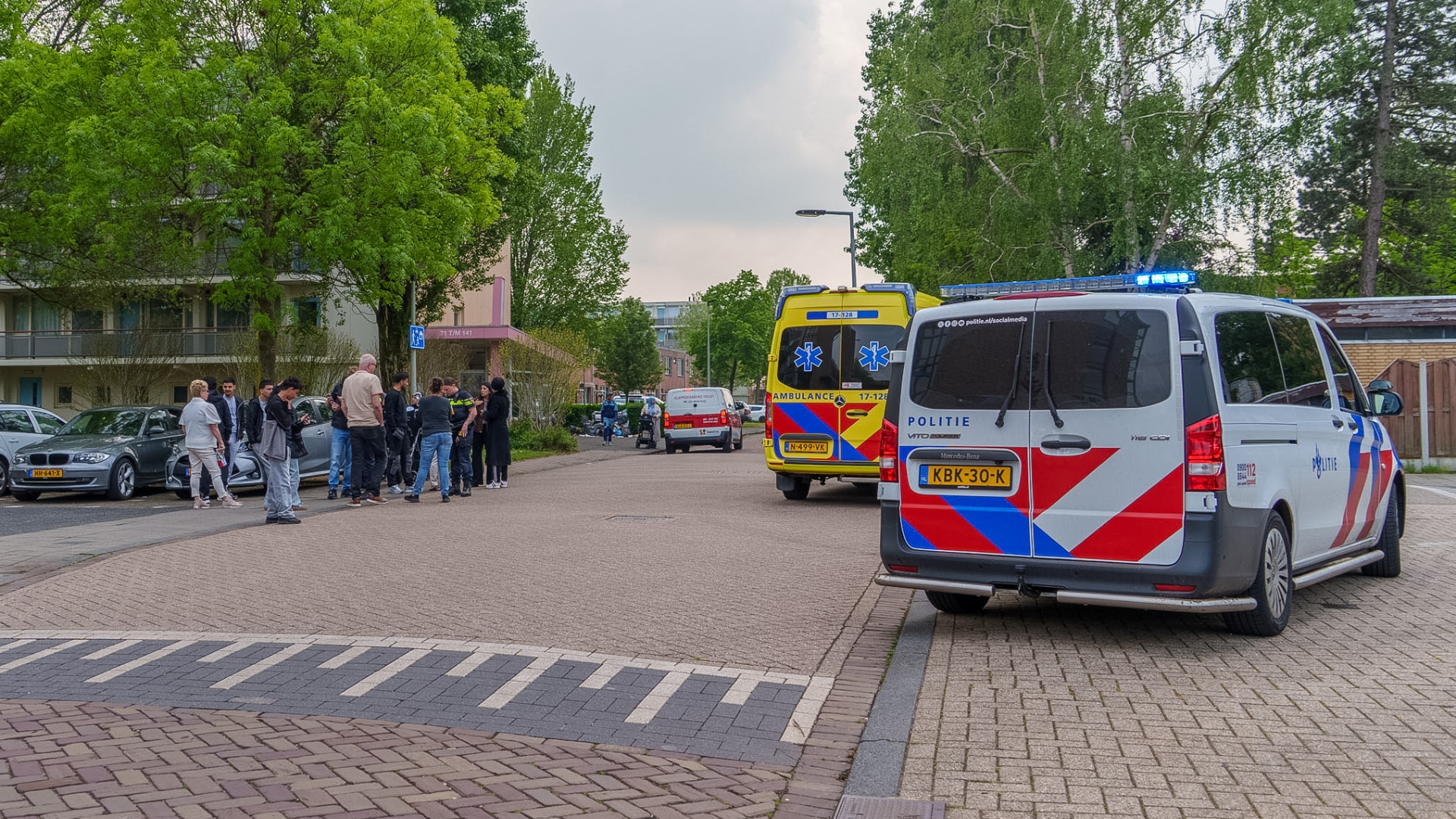 De fietser is gecontroleerd door ambulancepersoneel, maar hoefde niet naar het ziekenhuis.