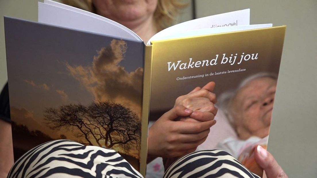 Het boek 'Wakend bij jou' geeft informatie over palliatieve terminale zorg