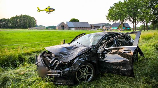 Politie vangt hardrijders • gewonden bij ongeval. Politie vangt hardrijders • gewonden bij ongeval.