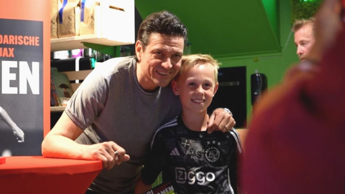 Dorp loopt uit voor Jari Litmanen: 'Heel gaaf om dit allemaal in je winkeltje te hebben'
