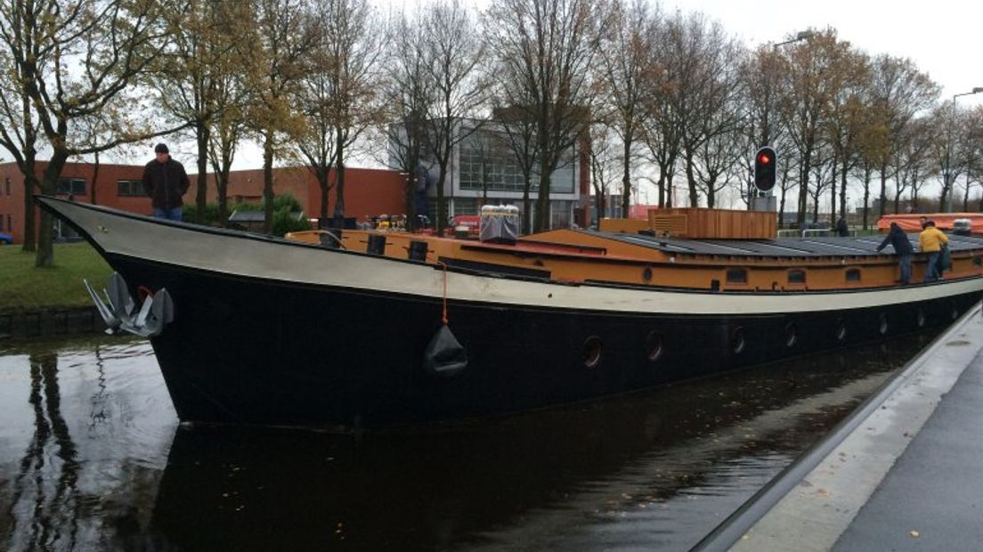 Het pannenkoekenschip dat net uit de sluis Peelo bij Assen komt (Rechten: RTV Drenthe/Margriet Benak)