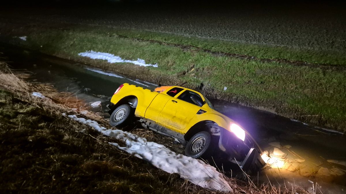 112 nieuws: Auto in de sloot bij Roodeschool