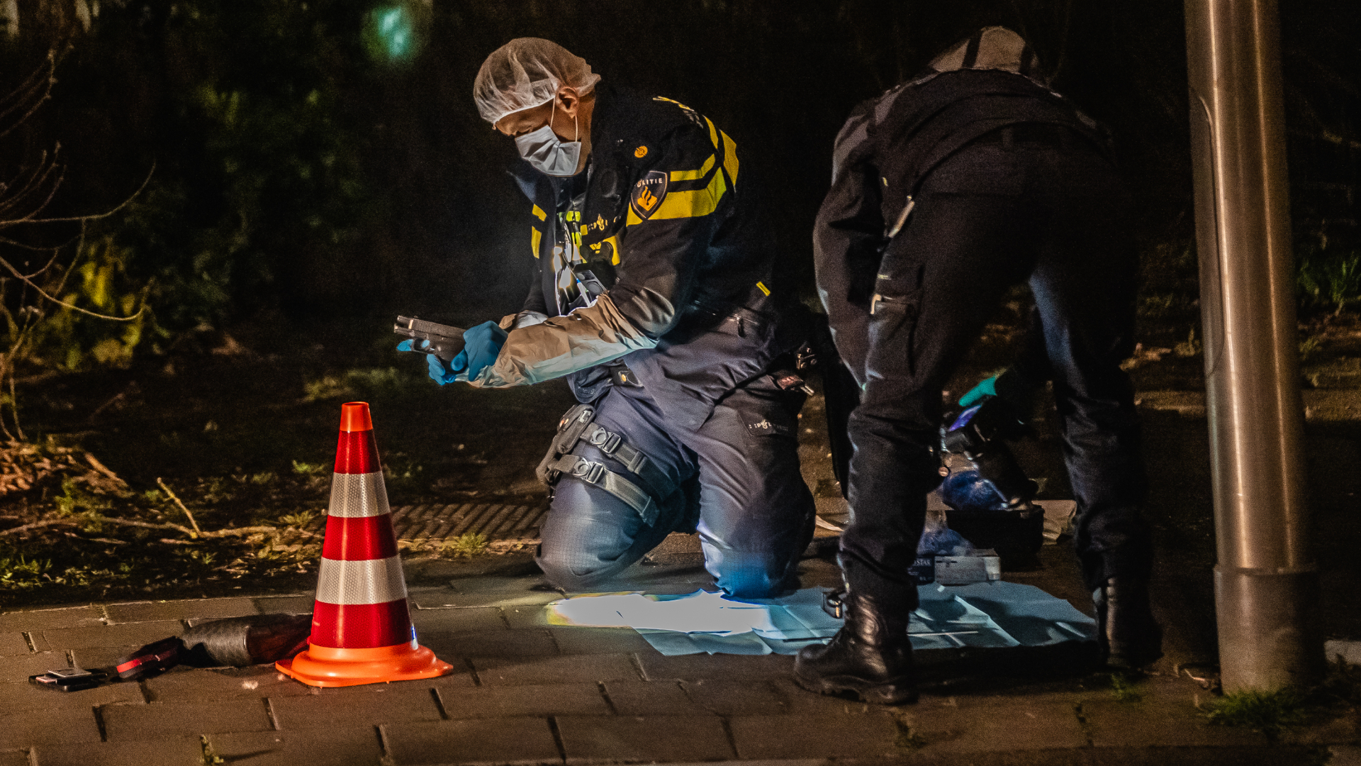 Op de plek van de aanhouding heeft de politie een vuurwapen gevonden.