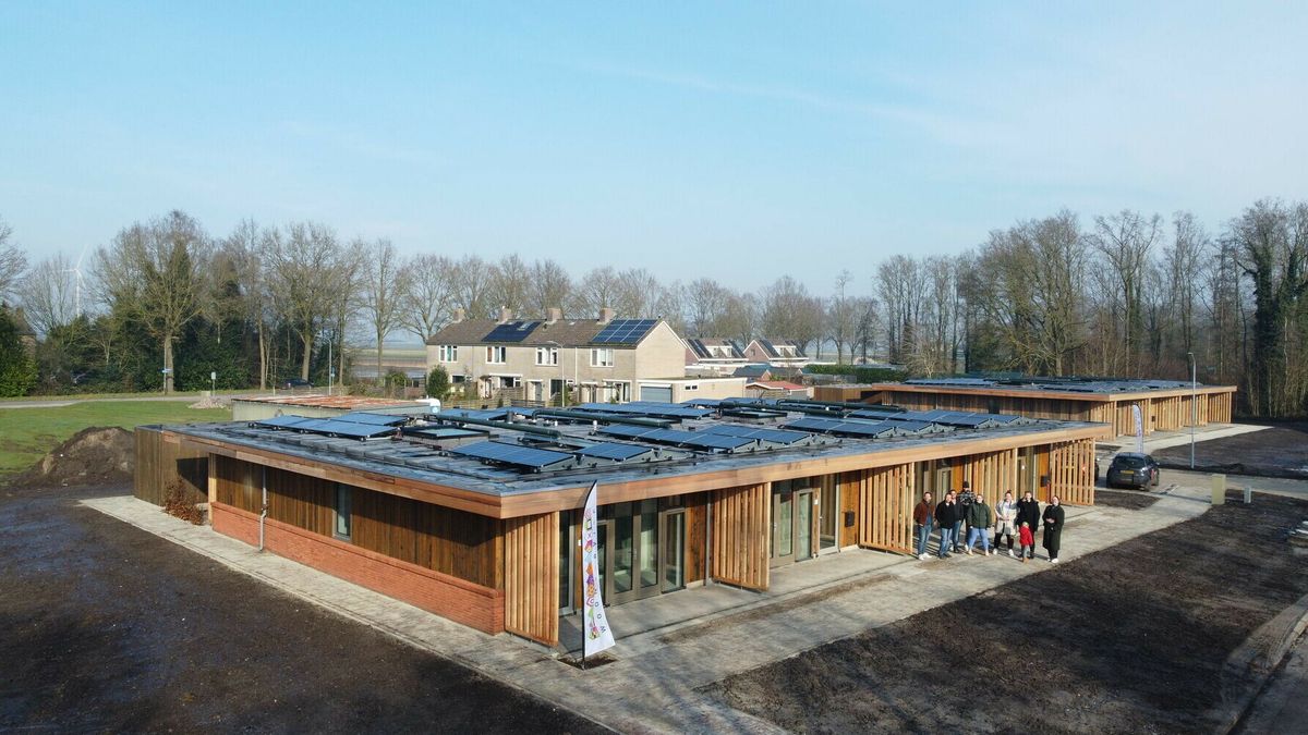 In Valthermond staan acht woningen van de toekomst: gebouwd met tweedehands materialen