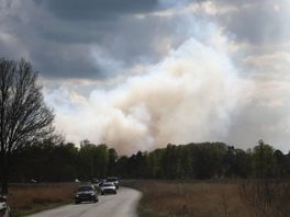 Grote natuurbrand op Sallandse Heuvelrug bij Holterberg: "Wandelaars moeten gebied verlaten"