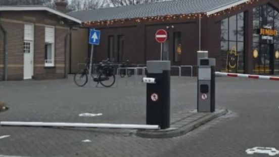 Twee keer slagbomen vernield bij supermarkt: 'Pure baldadigheid'
