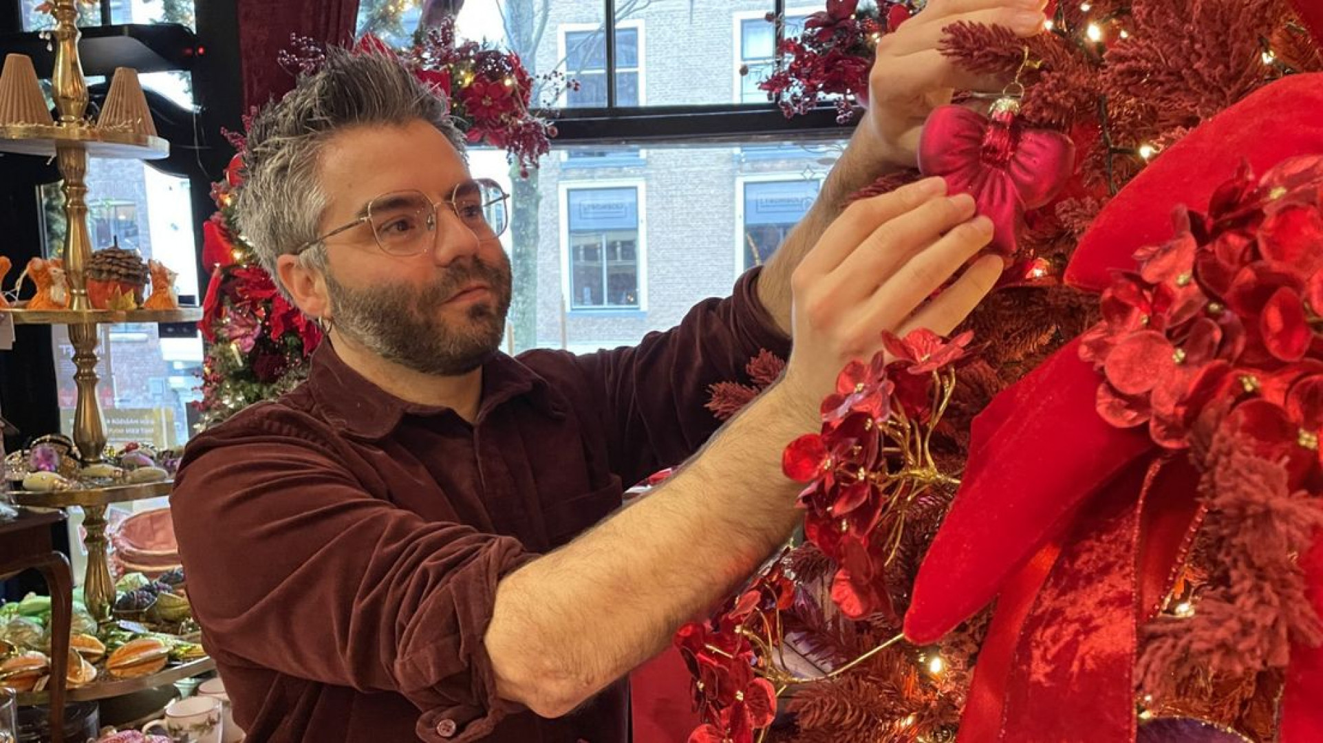 Robin Smit (Partij voor de Dieren) heeft een jaarrond kerstwinkel in Delft