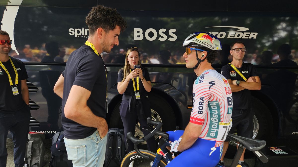 Onvergetelijk Tourdebuut Mick van Dijke: 'Tien kilometer met kippenvel rondgereden'