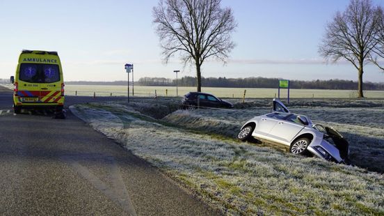 Botsing bij Lieveren: automobilist naar het ziekenhuis. Botsing bij Lieveren: automobilist naar het ziekenhuis.