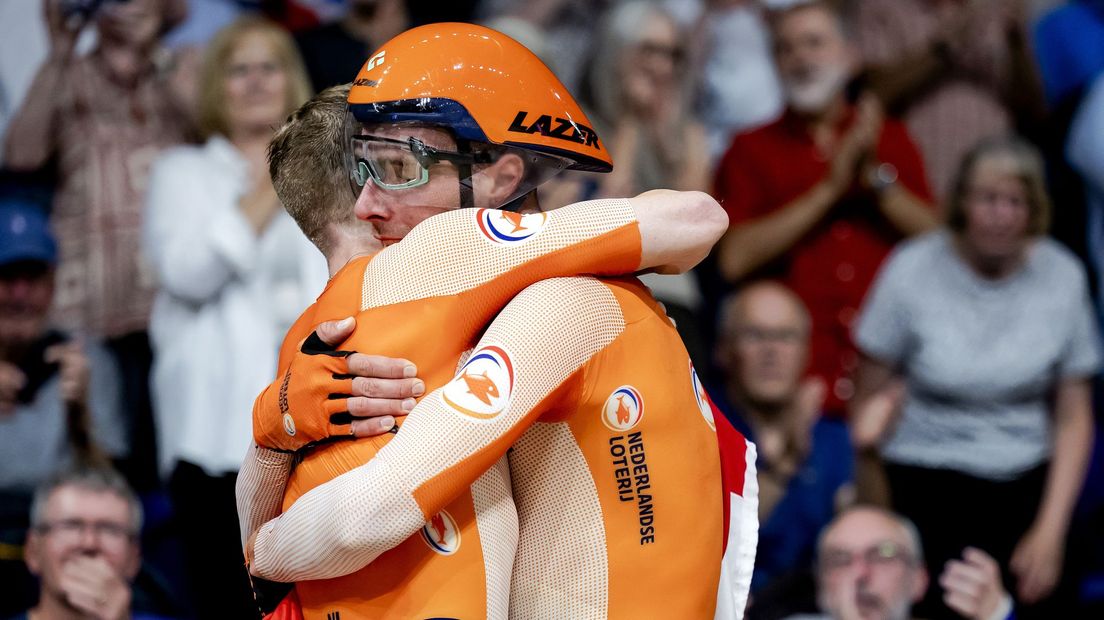 Jan Willem Van Schip (rechts) valt zijn partner Youri Havik in de armen na de finish.