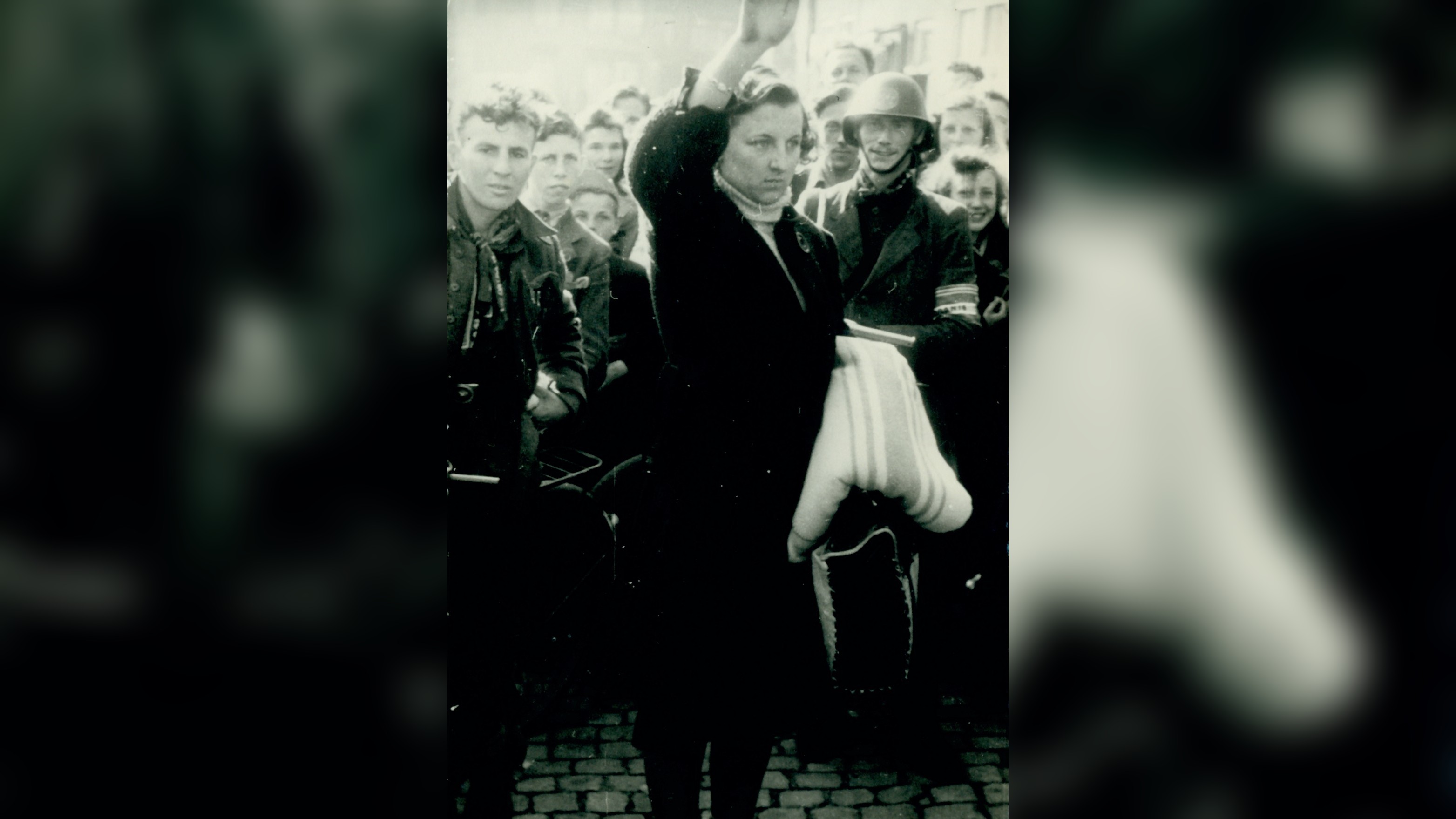 Een in 1945 gearresteerde 'moffenmeid' in Harlingen