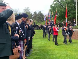 Honderd en één jaar oude veteraan eregast bij de herdenking op Canadese begraafplaats in Holten