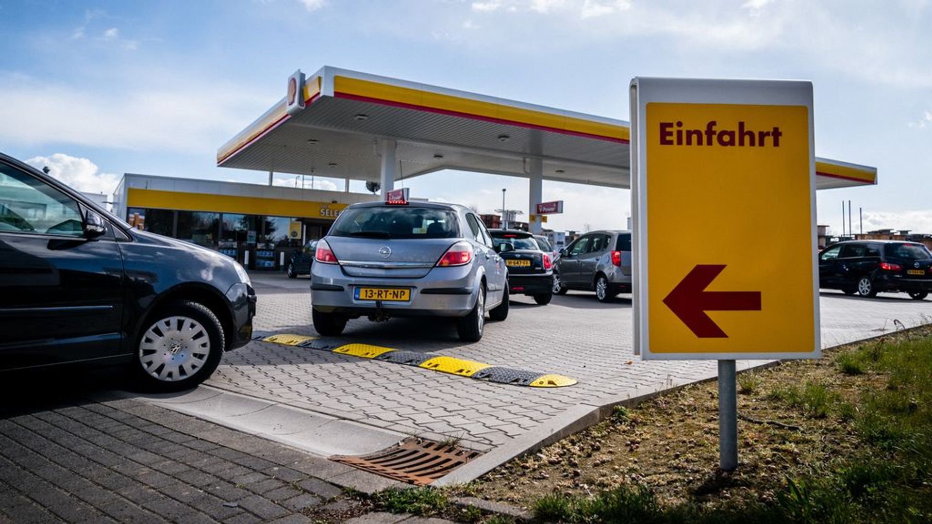 Benzineprijs In Duitsland Gaat Flink Dalen: 'Ik Verwacht Gigantisch ...