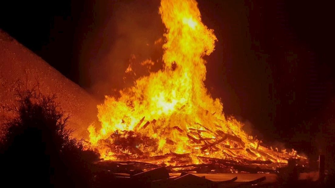 Metershoog vuur bij boerderij in Weerselo