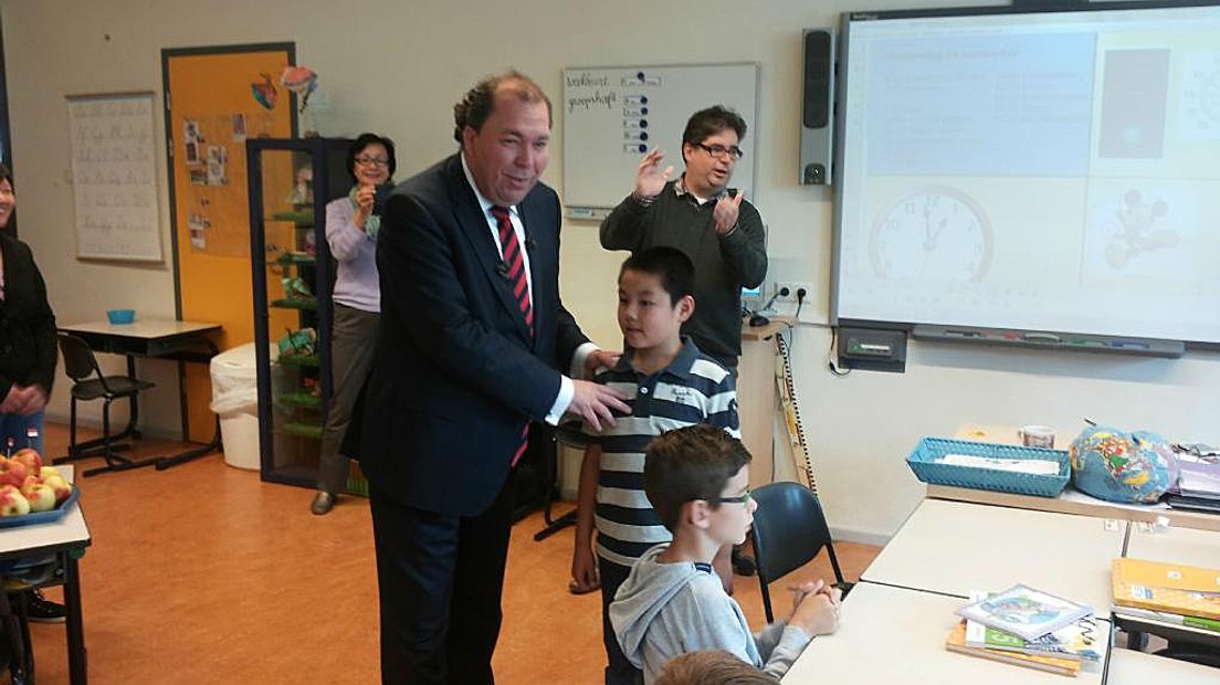 Burgemeester Ostendorp was bij Shenjun in de klas om het goede nieuws te vieren.