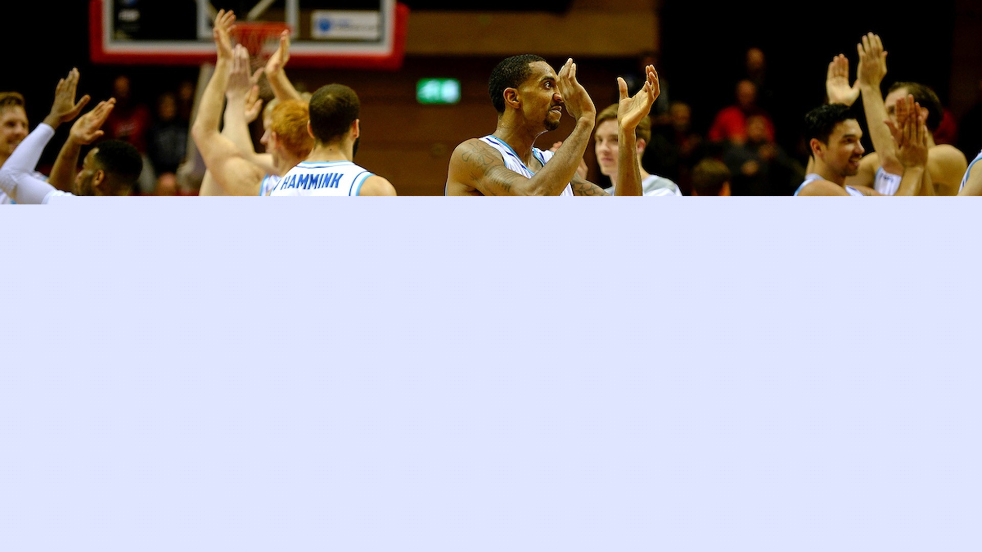 De spelers van Donar bedanken het publiek na de thriller tegen Spirou.