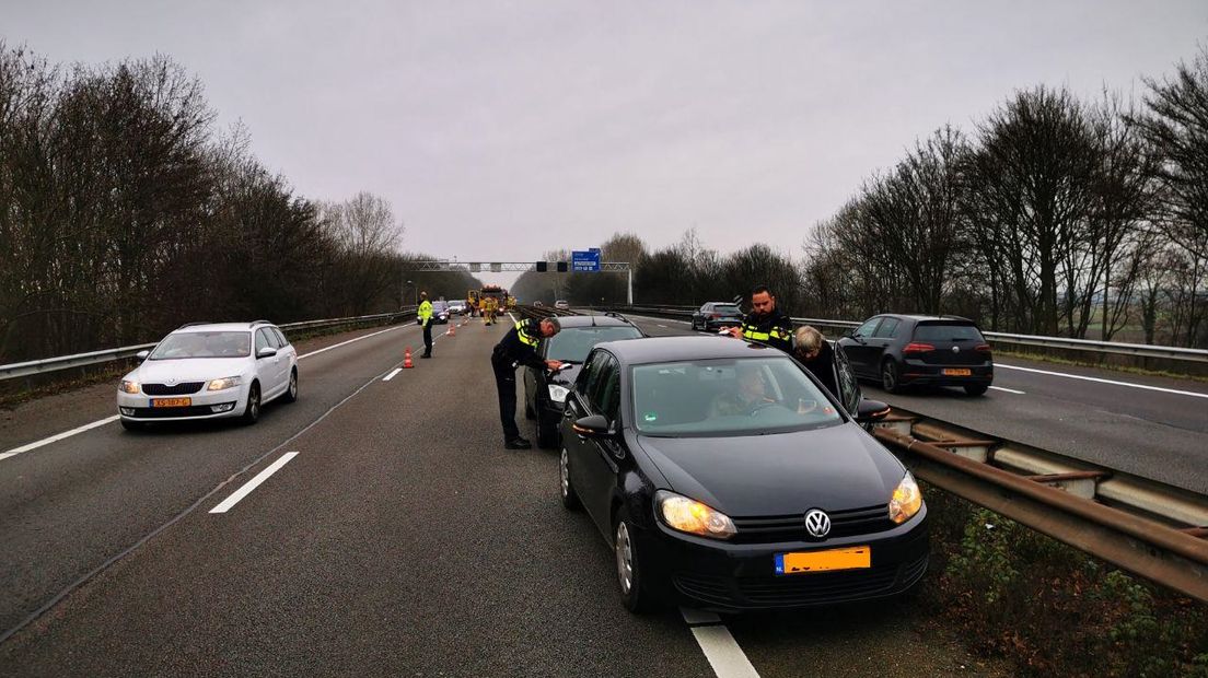 Een ongeluk op de A12 richting Zevenaar en Duitsland zorgde donderdagmiddag voor flinke vertraging. De linkerrijbaan was dicht, maar is inmiddels weer open. Vier auto's botsten op elkaar.